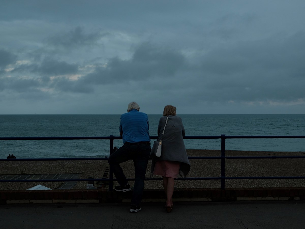 Ett par som står vid havet