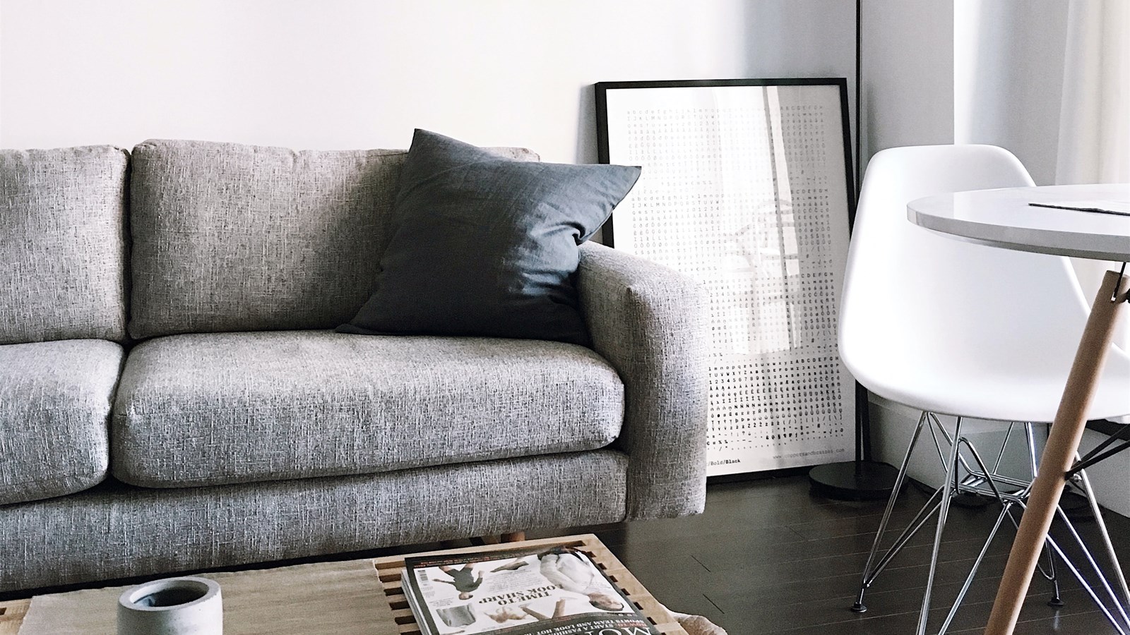 En bild på ett vardagsrum med en soffa, soffbord